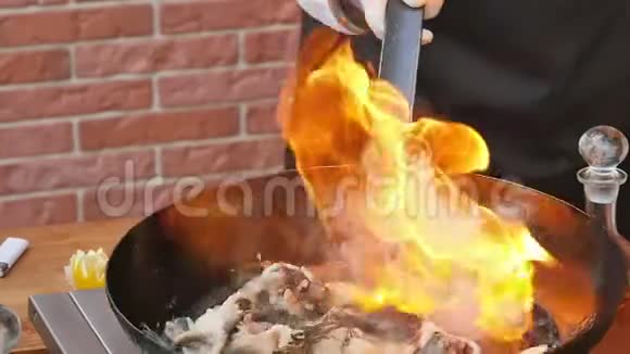在煎锅里用火焰烹饪视频的预览图