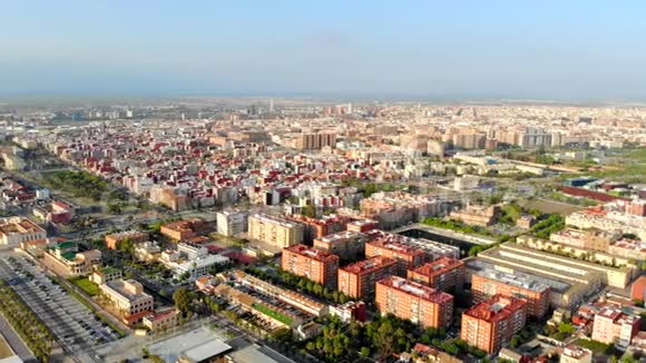 瓦伦西亚从鸟瞰空中观景从高空俯瞰城市的壮丽全景巴伦西亚是视频的预览图