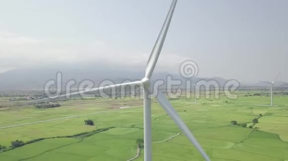 风力涡轮机关闭无人驾驶飞机视图绿野空中景观上能源站风力发电自然自然自然视频的预览图