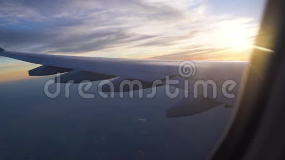 航空旅行到其他国家美丽的日落从飞机窗口翅膀伸出窗户乘飞机旅行视频的预览图