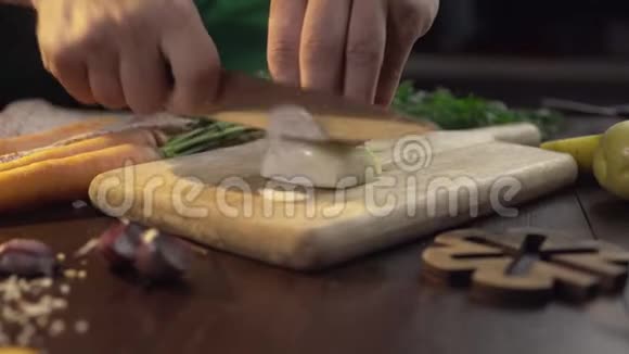 厨师在厨房的木板上切洋葱生蔬菜烹饪食品的特写镜头全高清道具视频的预览图