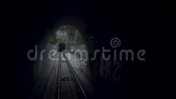 到蒙特朱伊的现代地下电缆铁路为乘客提供电气运输位于西班牙巴塞罗那旅费视频的预览图