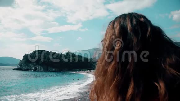 美丽的黑发女人穿着红色比基尼在海滩上晒太阳视频的预览图