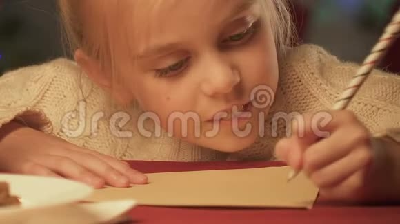 可爱的女孩写信给圣诞老人或明信片祝圣诞快乐视频的预览图
