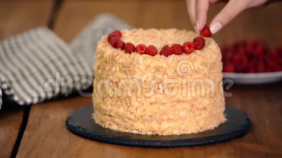 糖果装饰拿破仑分层蛋糕与新鲜的覆盆子视频的预览图