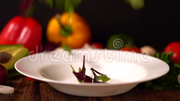 精选鲜叶绿沙拉原料视频的预览图