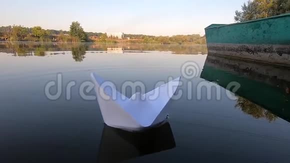 白船在平静的池塘湖面上漂浮视频的预览图