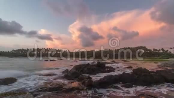南海岸斯里兰卡海滩日落在这4K的时间流逝中云彩匆匆经过变成了橙色视频的预览图