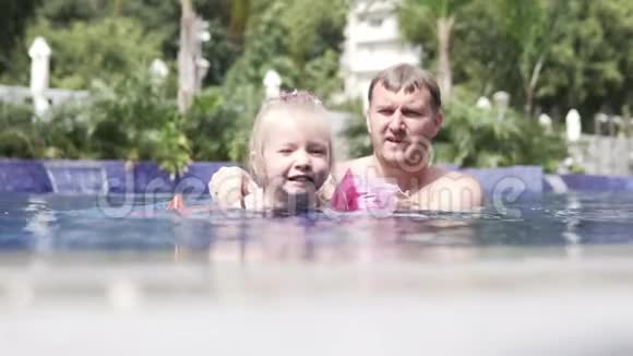 爸爸教游泳小女儿视频的预览图