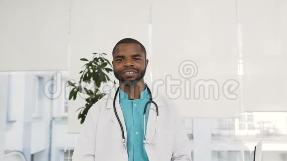医学男医生微笑着对着镜头视频的预览图