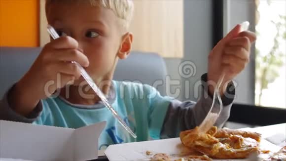 把吃披萨的可爱小男孩关起来四岁的男孩在吃披萨视频的预览图