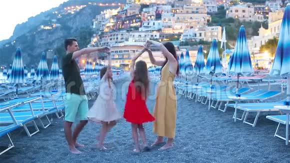 日落时分意大利阿马尔菲海岸的波西塔诺家族视频的预览图