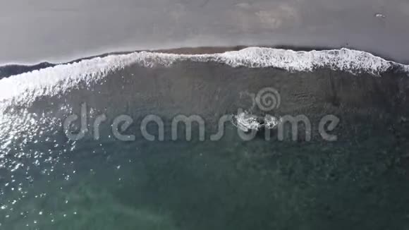 阿里尔角平静的海浪卷成黑色沙滩海岸天堂视频的预览图