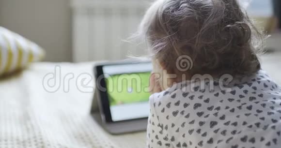 躺在床上看片上动画片的小孩视频的预览图