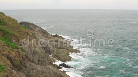 靠近蓝色海洋的岩石海岸线美丽的自然景观视频的预览图