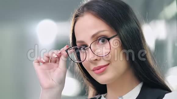 特写肖像时尚女上班族戴上眼镜享受和微笑视频的预览图