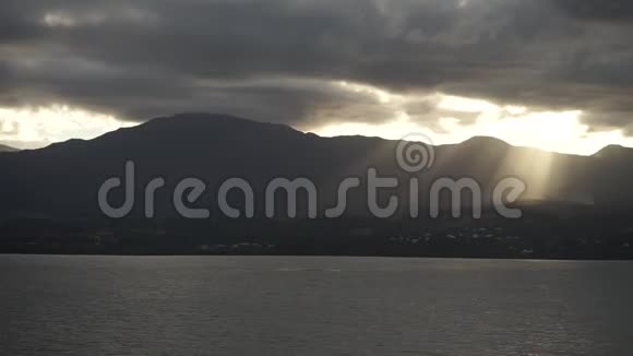 在瓜德罗普岛的山脉上日落时有很多光线视频的预览图