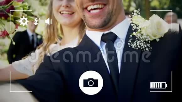 用数码相机拍摄新郎新娘的照片视频的预览图