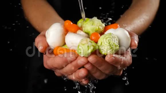 在女人手里洗蔬菜慢动作视频的预览图