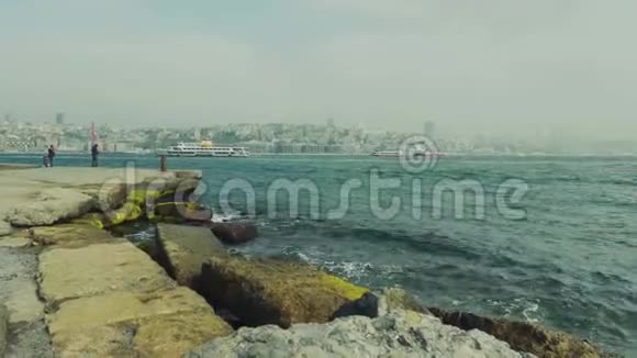 土耳其博斯普鲁斯海峡寒冷的天气经过法庭战舰波浪视频的预览图