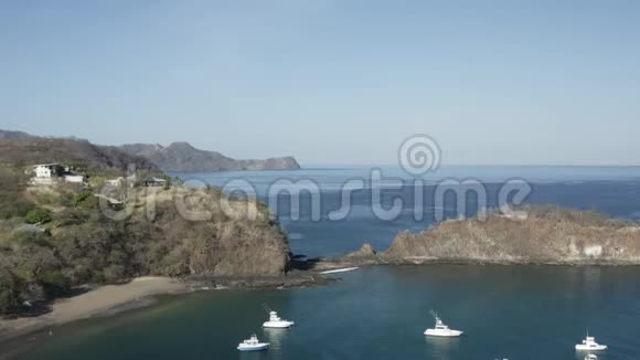 在热带海湾的游艇上下降的无人机视频的预览图