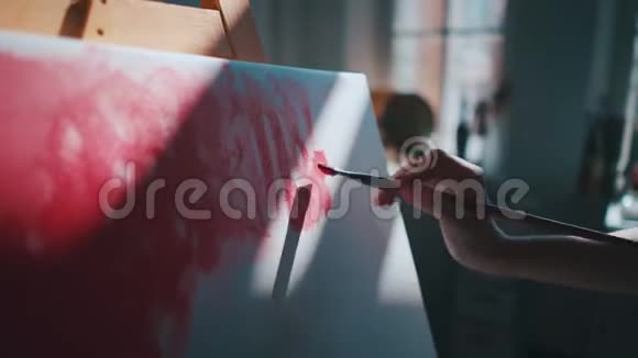 女画家用画笔和油画颜料作画视频的预览图
