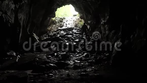 旅行者潜入洞穴库存录像旅行者探索洞穴隧道下绳危险洞穴隧道视频的预览图