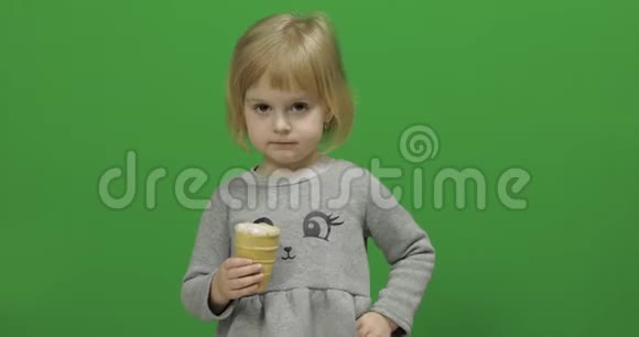 小女孩在绿色的屏幕上吃冰淇淋色度键视频的预览图