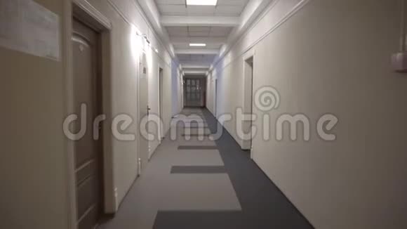 酒店大楼内长而大的走廊内部视频的预览图