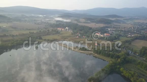 在山上俯瞰中世纪宫殿晨雾笼罩湖面波兰沃亚诺视频的预览图