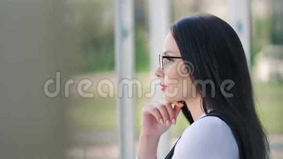 穿着眼镜思考手握近下巴的时髦欧洲女商人视频的预览图