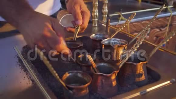 双手在土耳其街头的沙滩上酿造传统咖啡视频的预览图