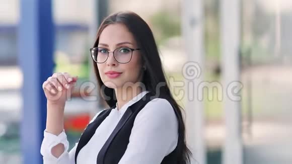 欧洲女成功女商人在玩眼镜的时候笑得很开心视频的预览图