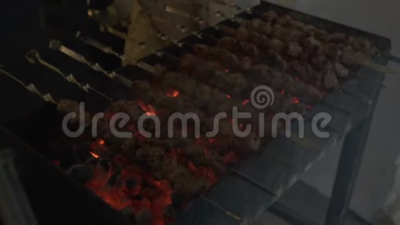 野餐时用炭火烤肉视频的预览图