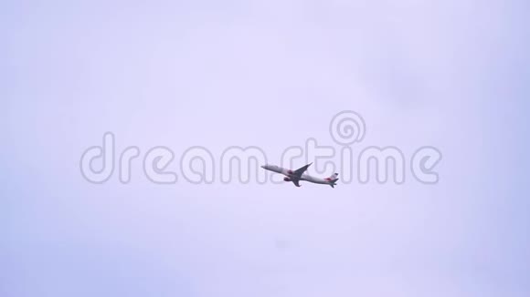 飞机在多云的天空中飞行视频的预览图