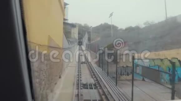 到蒙特朱伊的现代地下电缆铁路为乘客提供电气运输位于西班牙巴塞罗那旅费视频的预览图