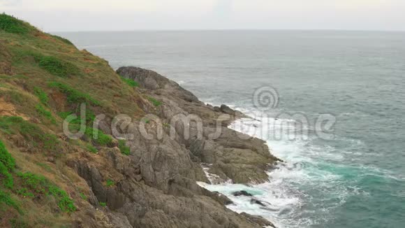 悬崖的风景绿松石的海洋环绕着一个热带岛屿视频的预览图