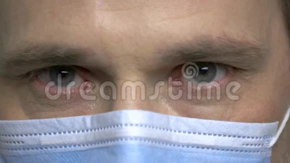 成熟的男性外科医生眼睛眨巴视频的预览图