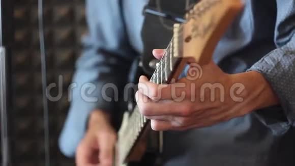 手放在吉他脖子上视频的预览图