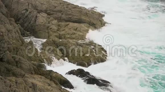 海浪在岩石上破裂关闭大自然的力量视频的预览图