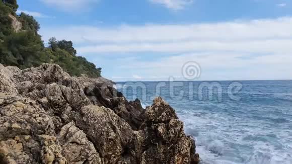 放松的海浪冲击岩石视频的预览图