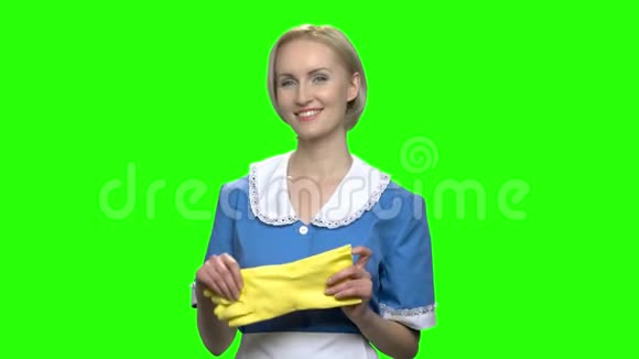 女清洁工戴上橡胶手套视频的预览图