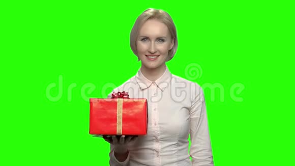 女商人带着红色的礼盒和拇指视频的预览图