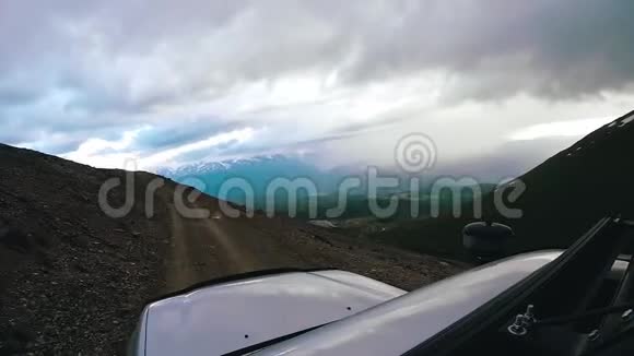 阴天开车上坡汽车旅行POV观点SUV骑着一个山谷与山脉在一起视频的预览图