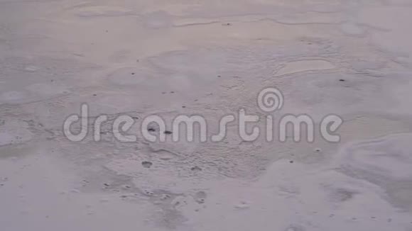 冰雪覆盖的河水冰壳在水面上覆盖着雪视频的预览图