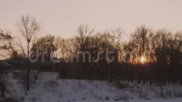 傍晚时分夕阳西下的一个冬日公园光滑的平底锅视频的预览图