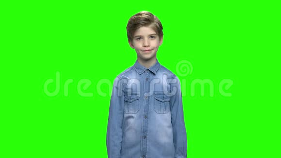 穿牛仔夹克的可爱的小男孩竖起两个大拇指视频的预览图