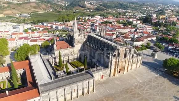在Batalha镇俯瞰古修道院视频的预览图