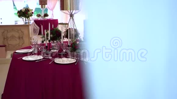 宴会或婚宴用桌子可见的漂亮房间视频的预览图