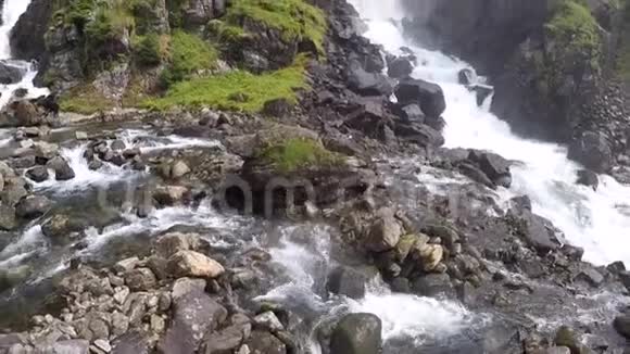 挪威美丽光滑的瀑布环绕着绿草视频的预览图